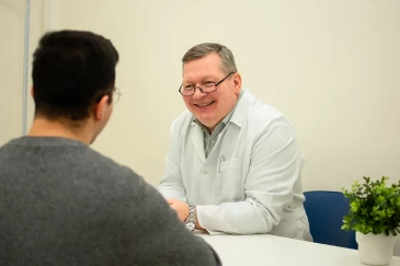 Пациент клиники беседует с врачом